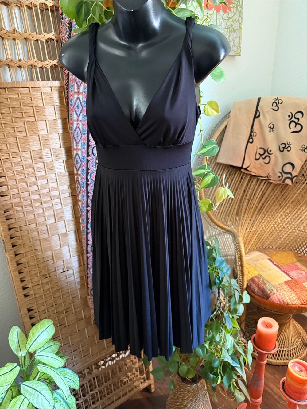 Retro Marilyn Monroe style. Black Pleated V-Neck Womens Dress
